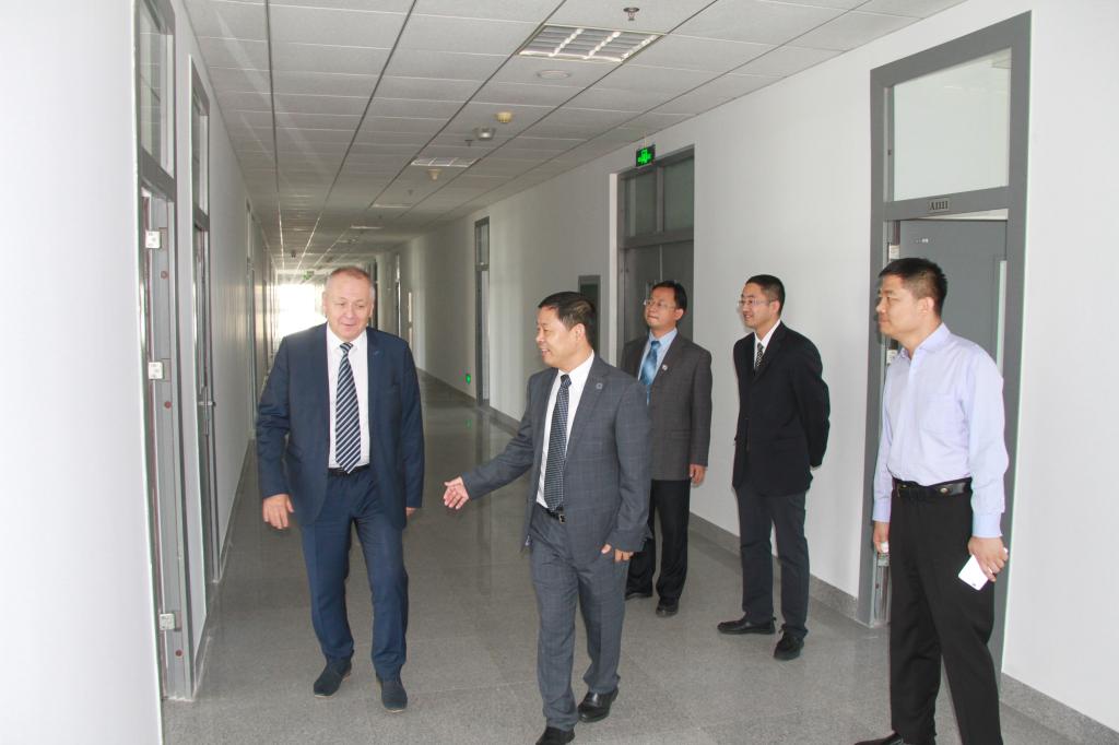 Lech Dzienis校长在校长李忠献教授的陪同下参观国际工程学院建设情况
