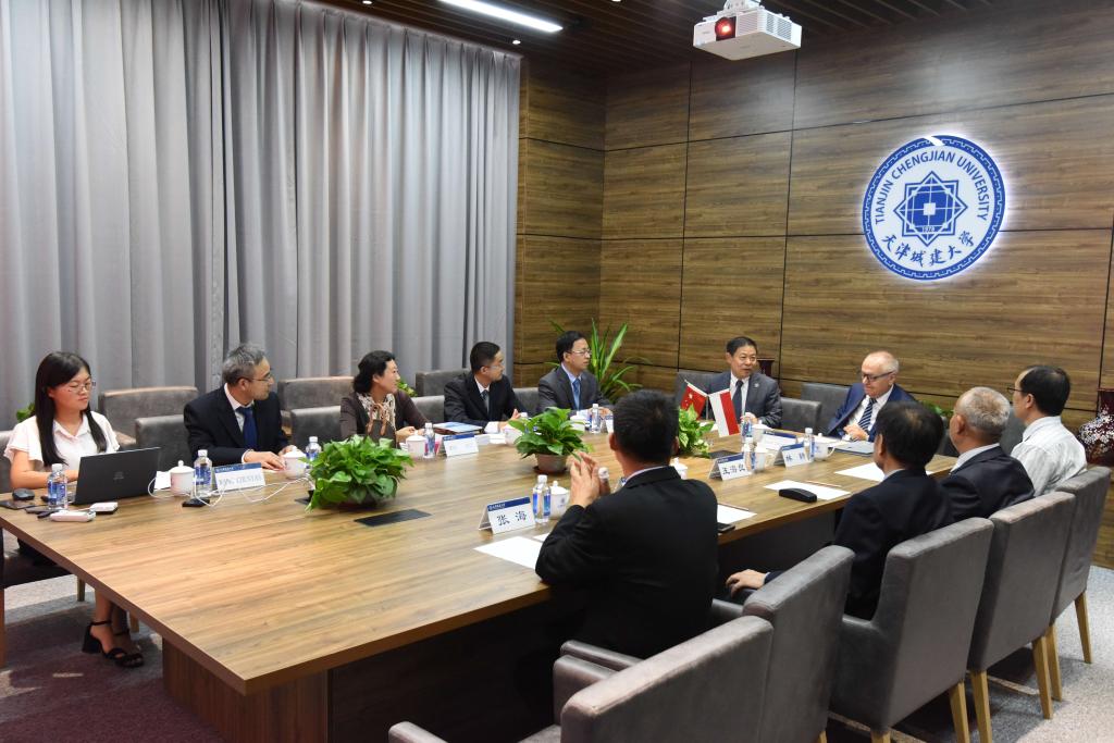 Lech Dzienis与我校相关负责人举行会谈